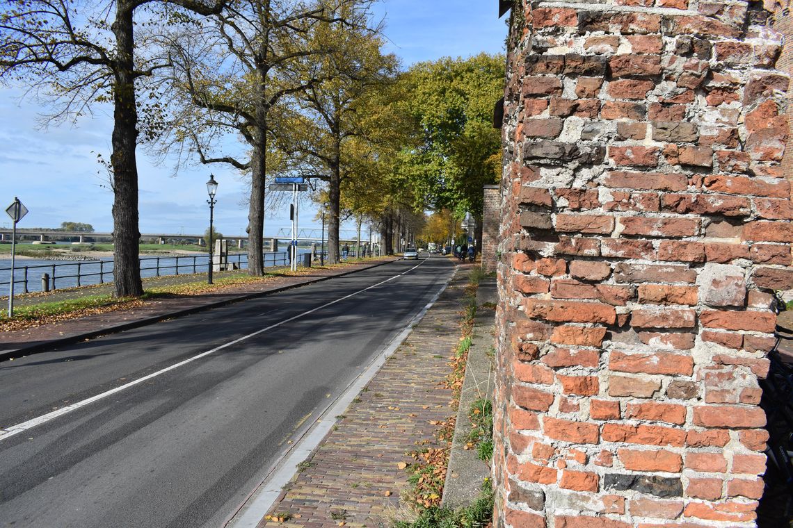Een autoweg en de ijsselkade.
