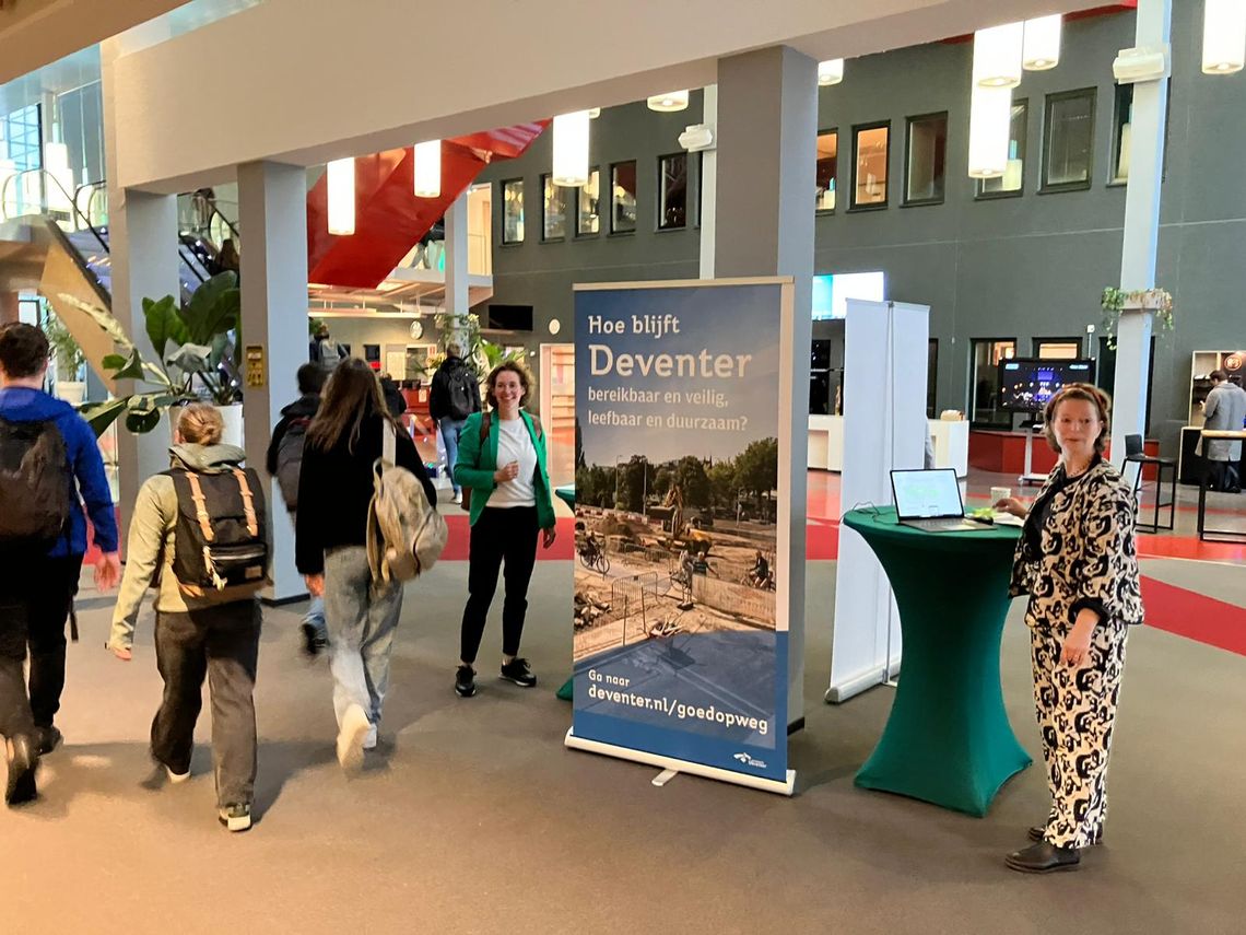 Foto van het inloopmoment Saxion Hogeschool, hier kon je hulp krijgen met het invullen van de keuzewijzer of vragen stellen aan het projectteam.