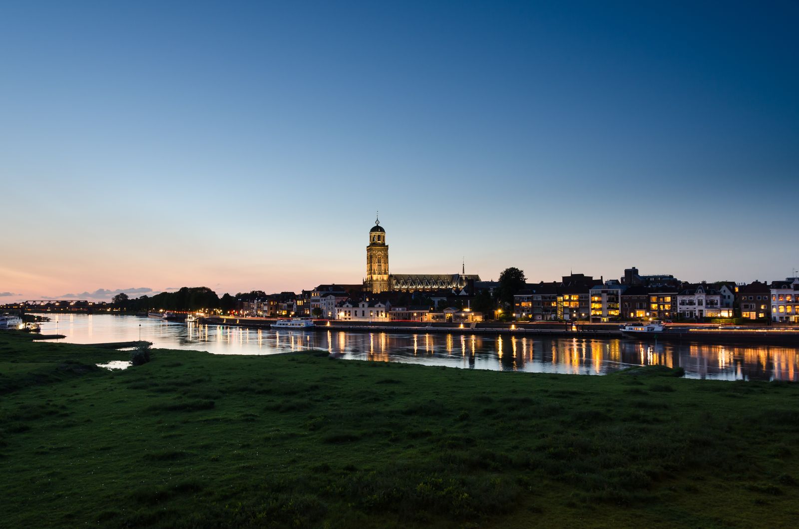 Header afbeelding, beeld van de ijsselkade in Deventer