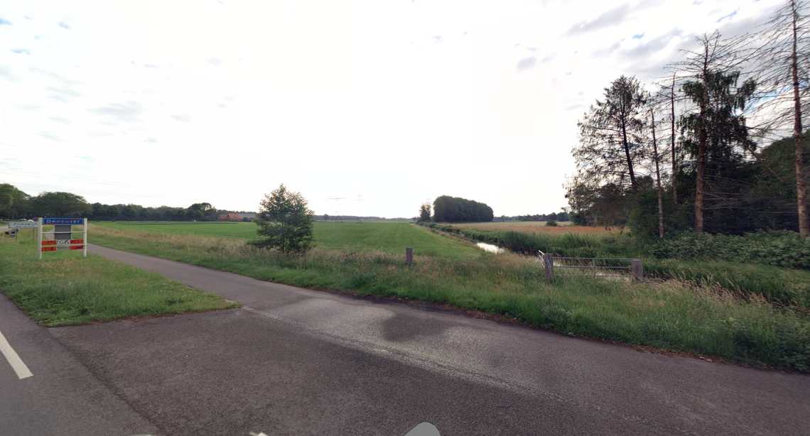 Banner met brede weergave van huidige situatie Wechelerhoek, we zien een uitgestrekt grasveld